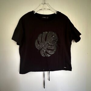 Blouse with sequin appliqué. Pulled at the botton .